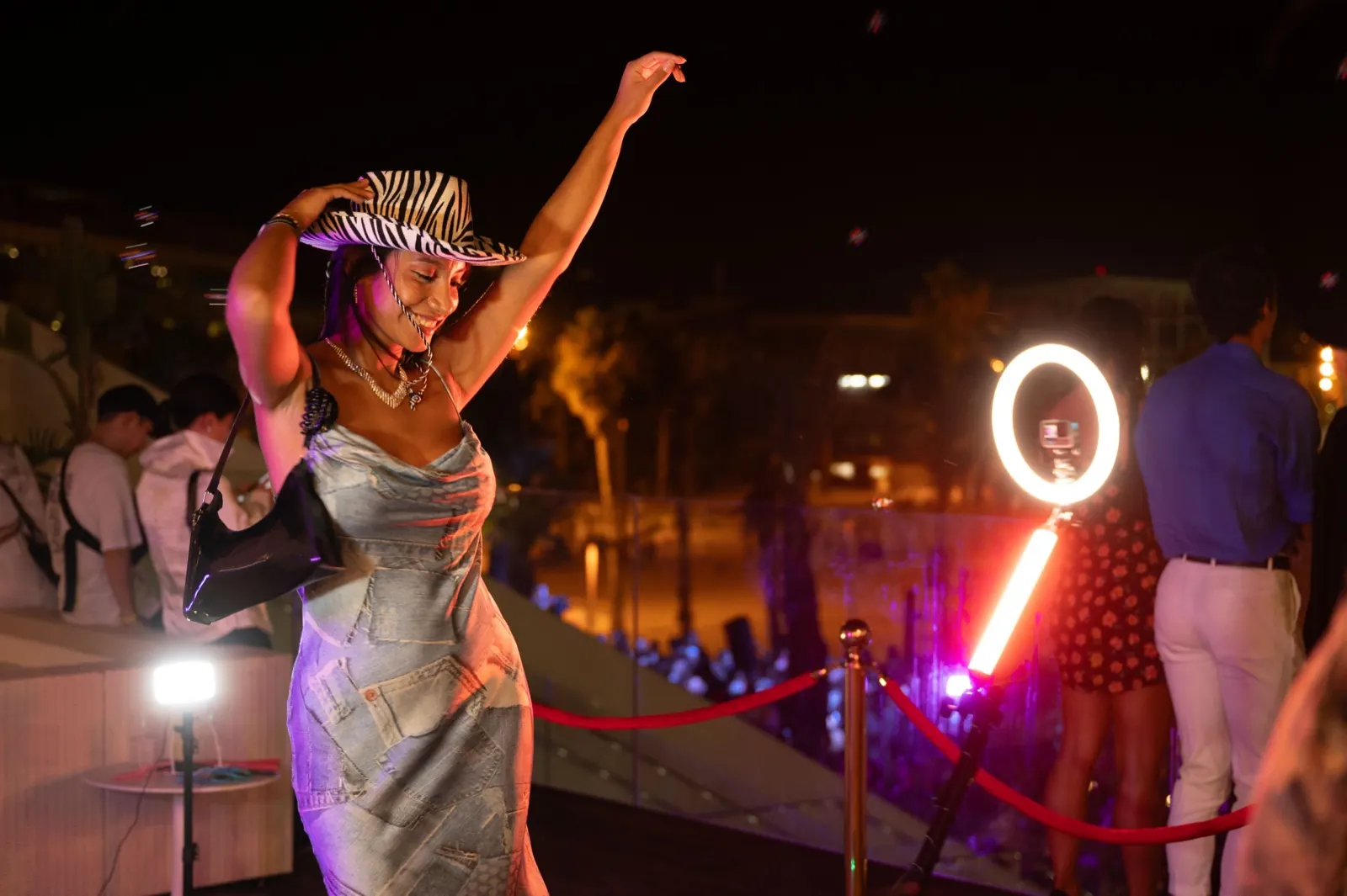 Una invitada bailando en la plataforma 360 de noche
