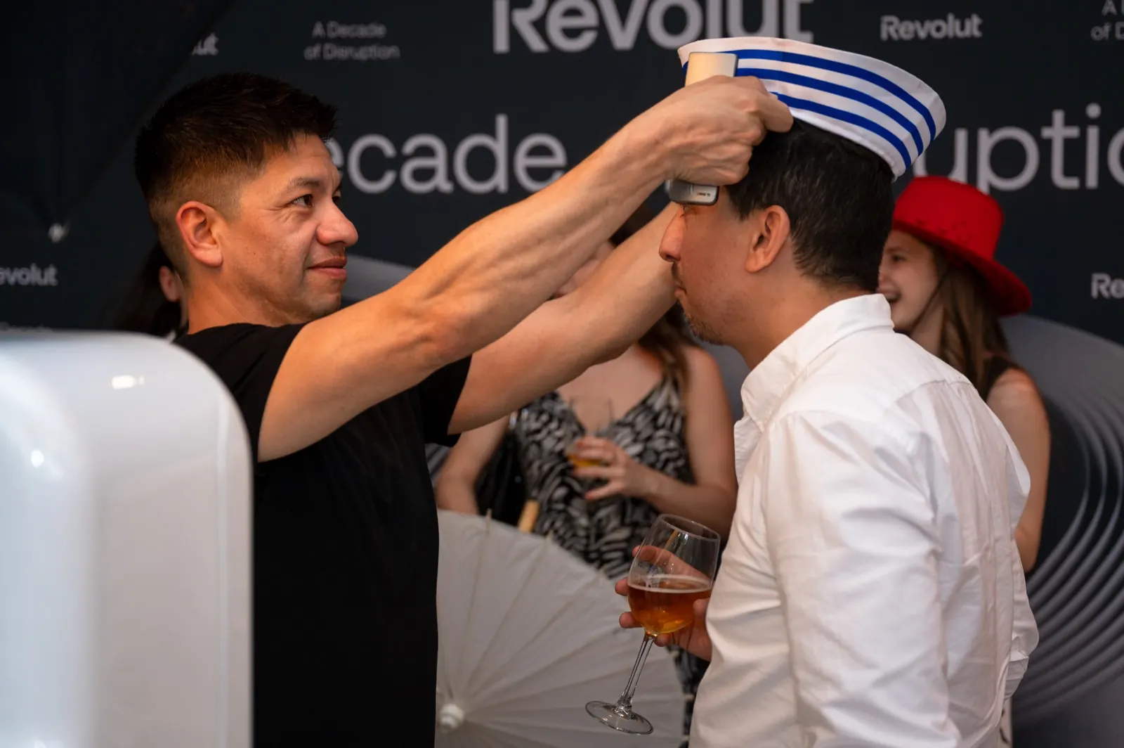 Momento espontáneo de invitados en una fiesta de empresa