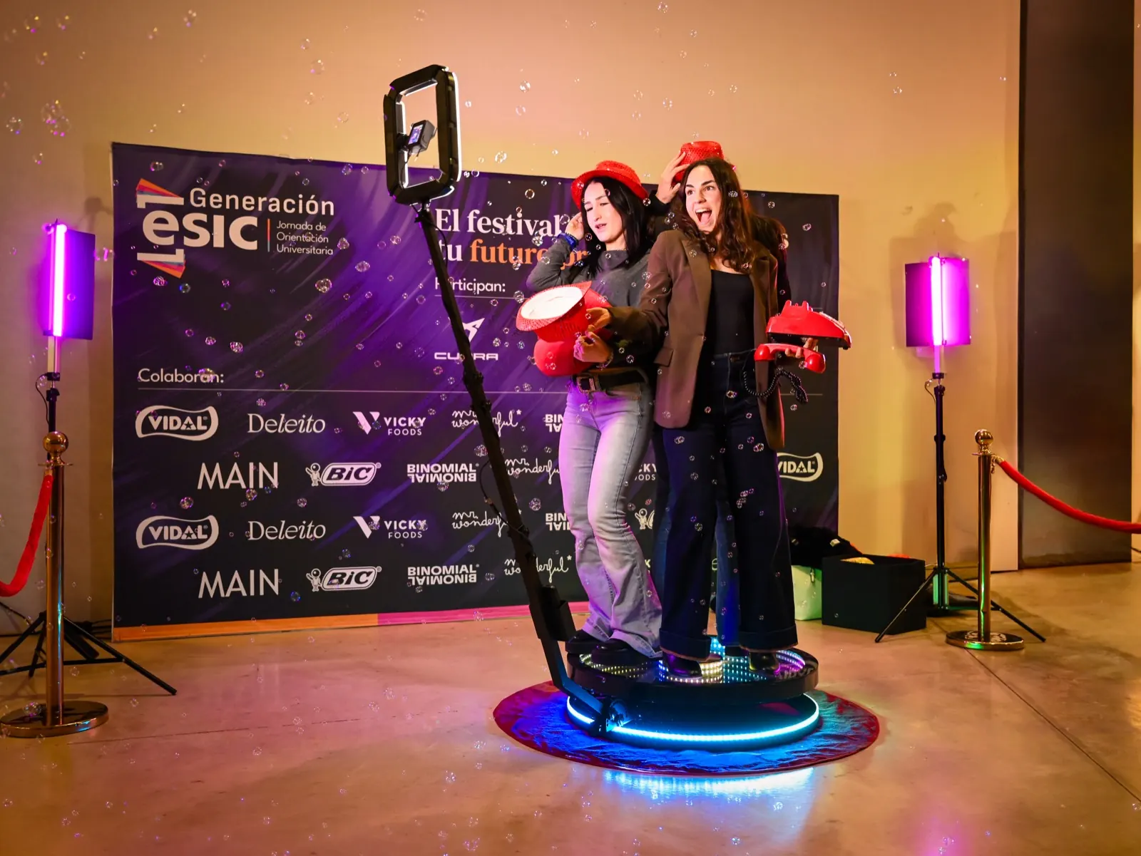 Dos estudiantes en la plataforma 360 de Smybox en el evento universitario de ESIC