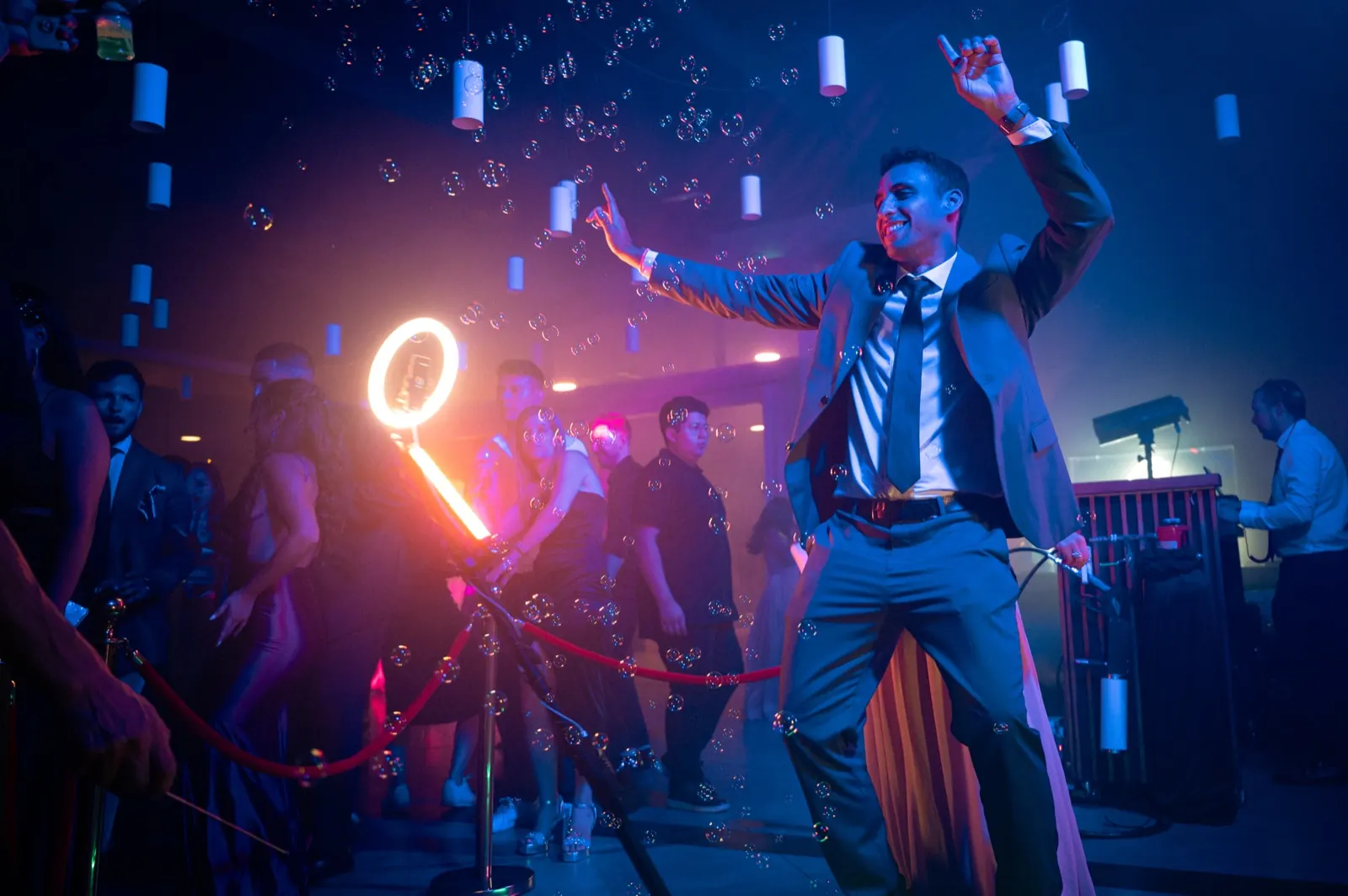 Invitado bailando entre burbujas junto al 360 de Smybox en una fiesta de empresa